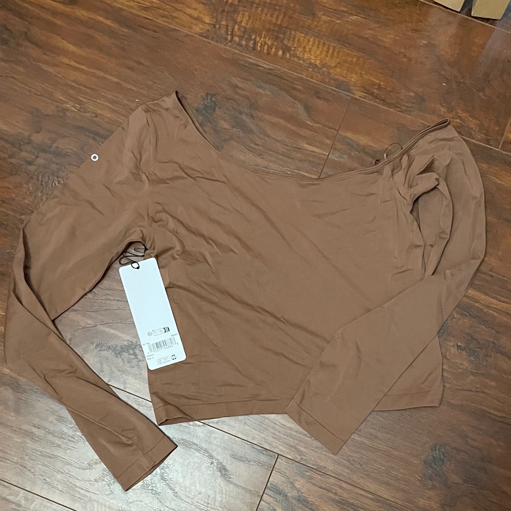 NWT alo yoga asymmetrical cropped top size large chestnut new long sleeve
